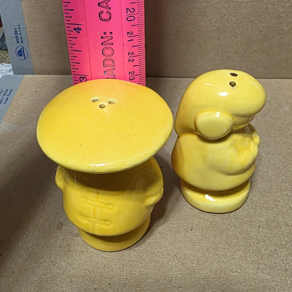 Vtg Chinese Couple Salt Pepper Shaker Set #146